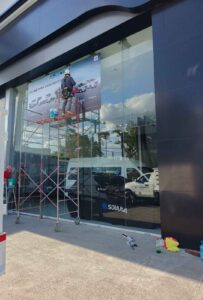 Limpiando en alturas , andamio alto, agencia de limpieza